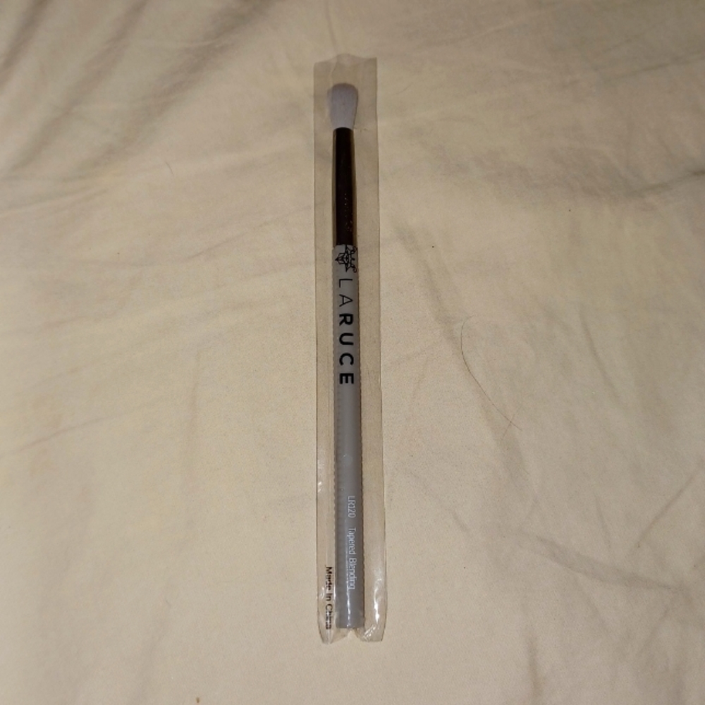 Laruce tapered blending makeup brush